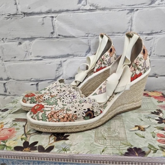 Veronica Beard Soleil White Floral Wedge Espadrilles - Picture 3 of 9
